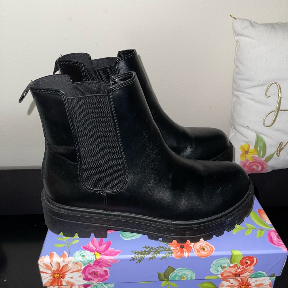 Black Chelsea boots size 7 1/2